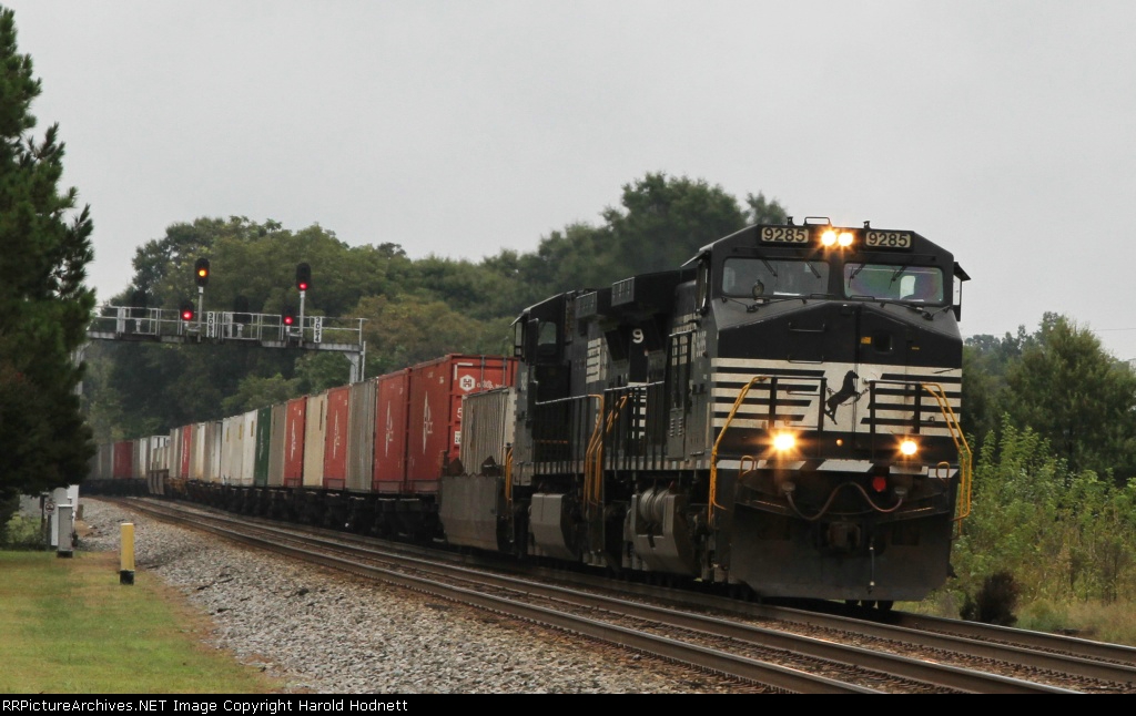 NS 9285 leads train 218 southbound